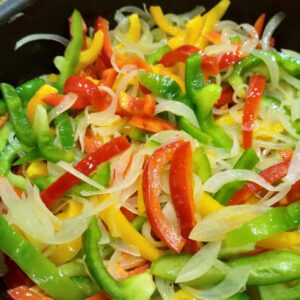 Hagyma és kaliforniai paprika a serpenyőben | Padlizsankucko.hu